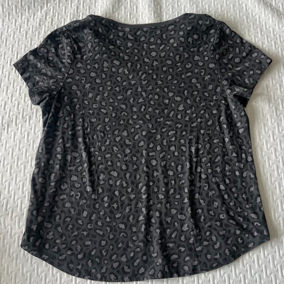 Old Navy Essentials V Neck Leopard Tee - Picture 1 of 4